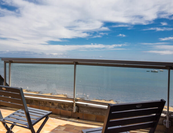 Un balcon avec vue sur mer